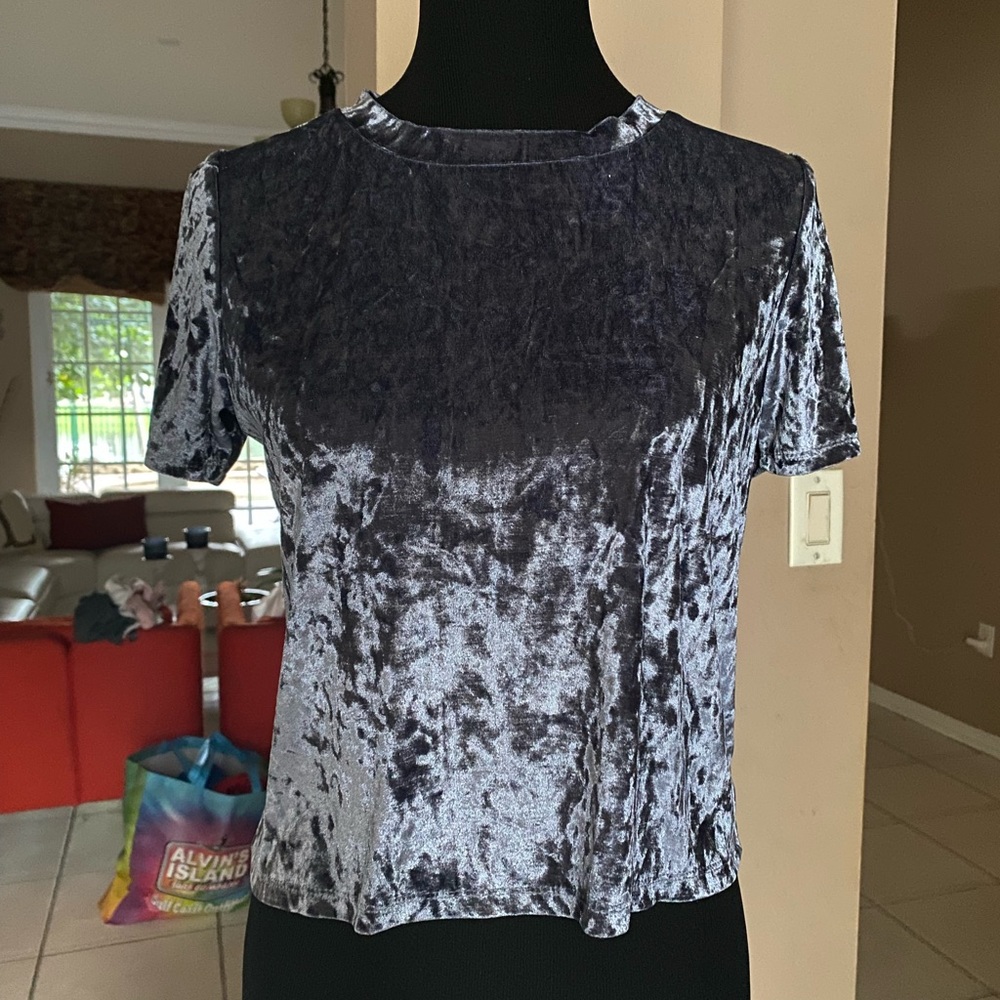 Dark blue-grey tee with smooth pattern size M